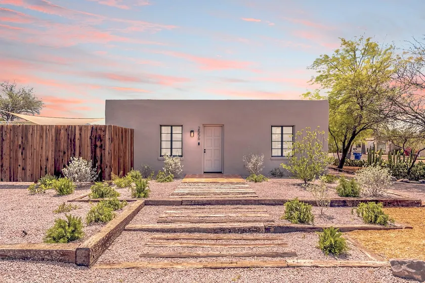 Casa Hermosa: Charming 2BR Cottage Near UofA & UMC - Image 1