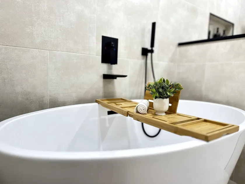 Bohemian Bathtub Studio - Image 1