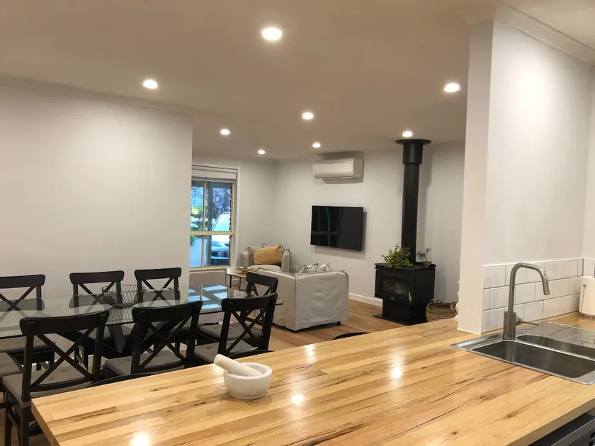 Hahndorf Home, walk to main st, sleeps 8 - Image 1