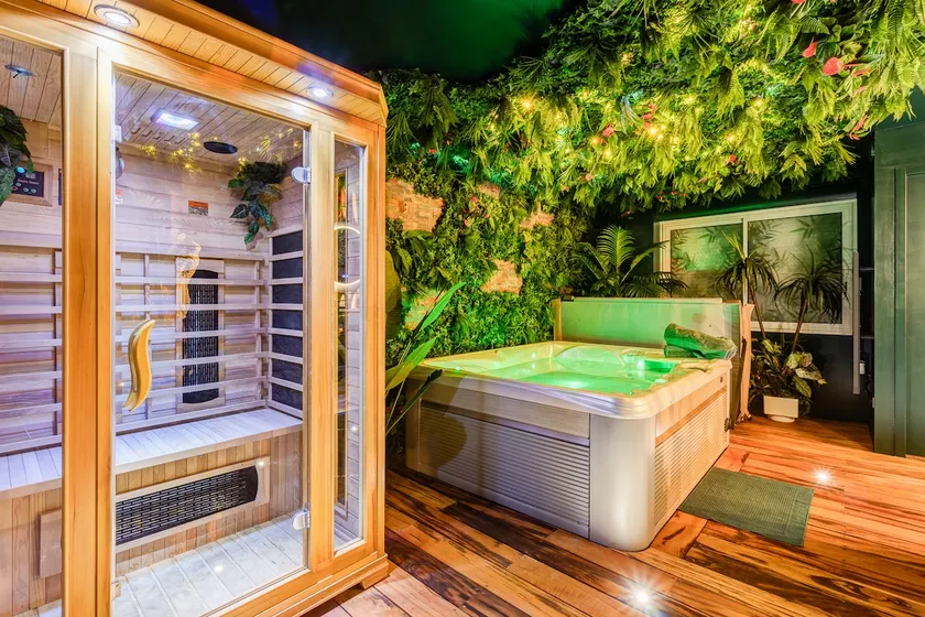 Jungle Love Room with indoor jacuzzi and sauna - Image 1