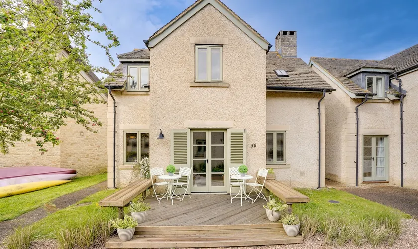 Toad Hall Pet-Friendly Family Stay, Lake Access - Image 1