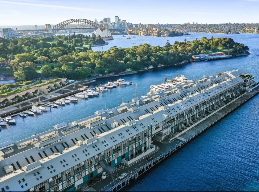 Spectacular Waterfront with Cosmopolitan Lifestyle - Image 1