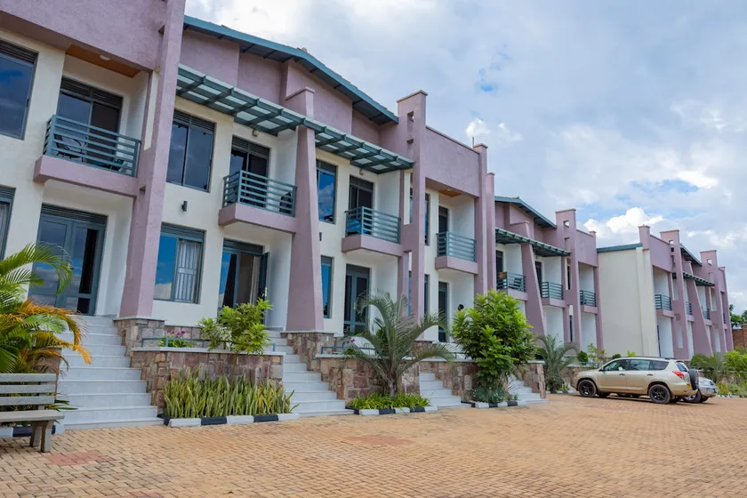 Hilltop Haven with City Views - Image 1