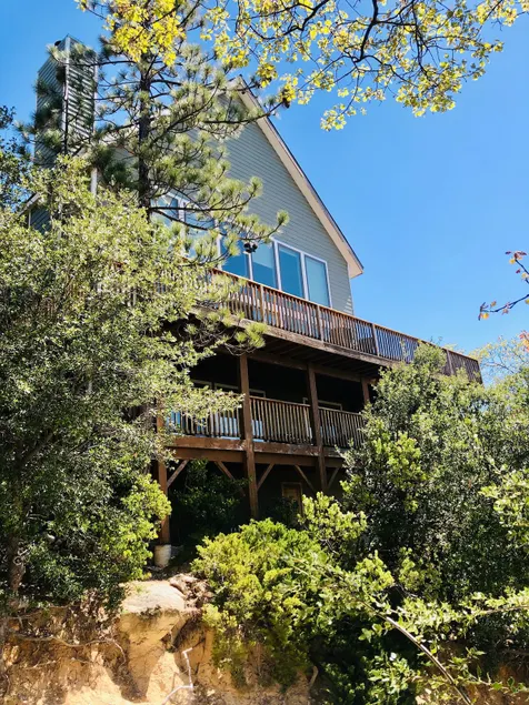 Modern 6 bedroom retreat, stunning lake views, close to village! - Image 1