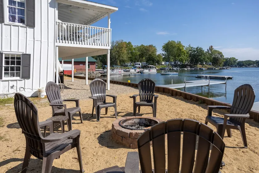 Iconic Lakehouse - Ivy Lodge - on Pine Lake - Image 1