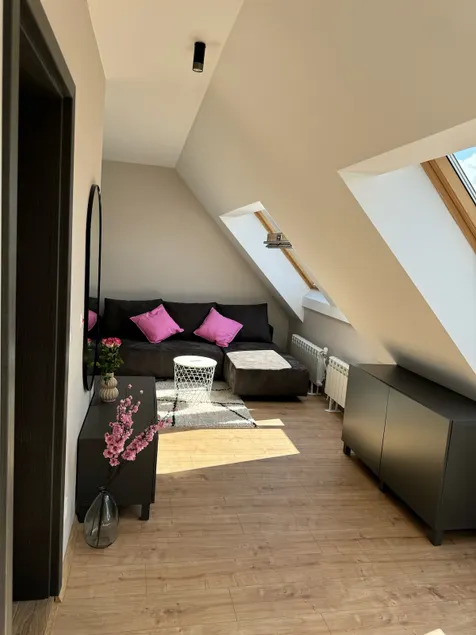 Sunny top-floor flat • Cherkovna - Image 1
