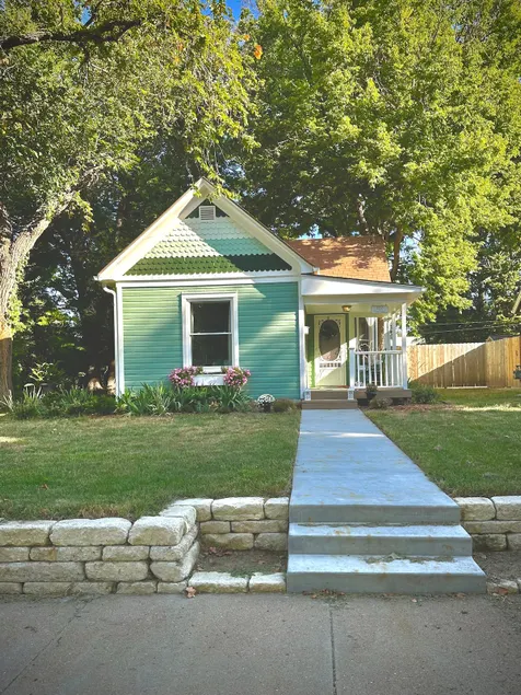 Iris Cottage - 2 Bedroom Tiny House, Downtown MHK - Image 1