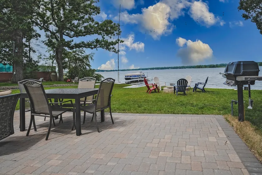 Sprawling Lake Front Getaway - Image 1