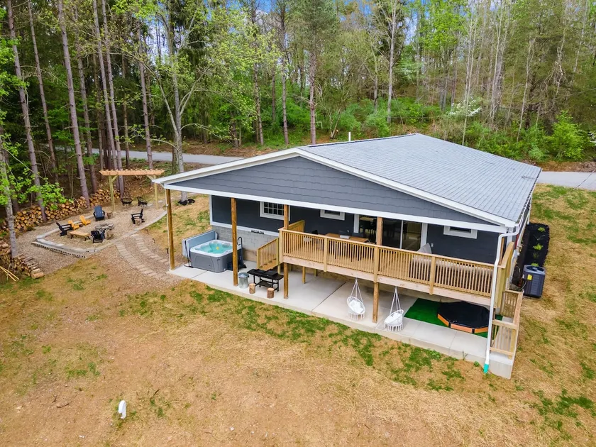 Hidden Hills Haven - Hot Tub, Fire Pit, Pool Table - Image 1