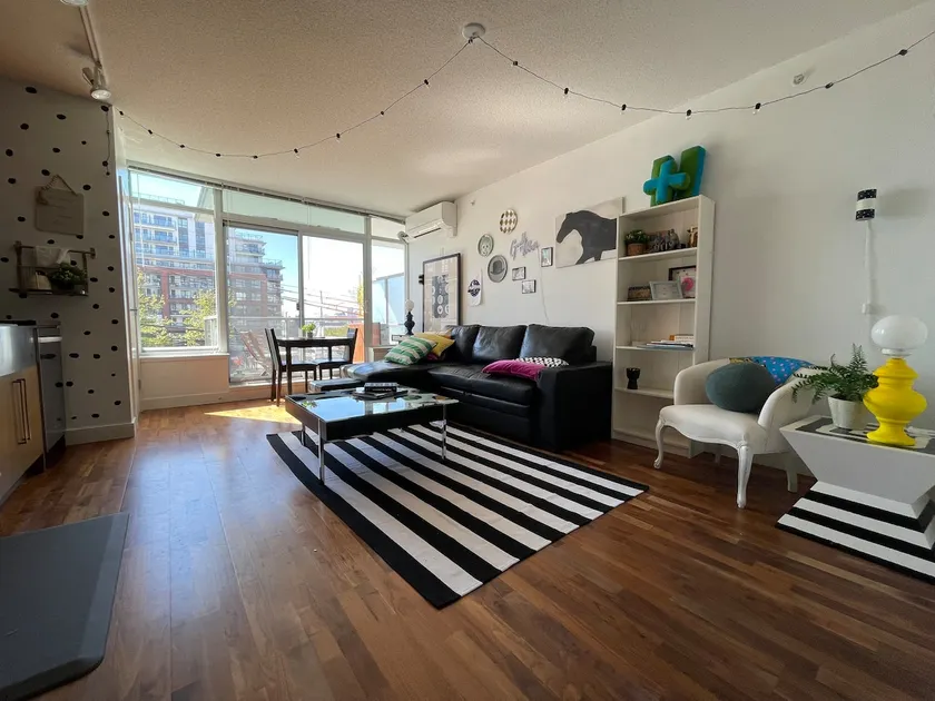 Retro Residency near Main St Skytrain Station - Image 1