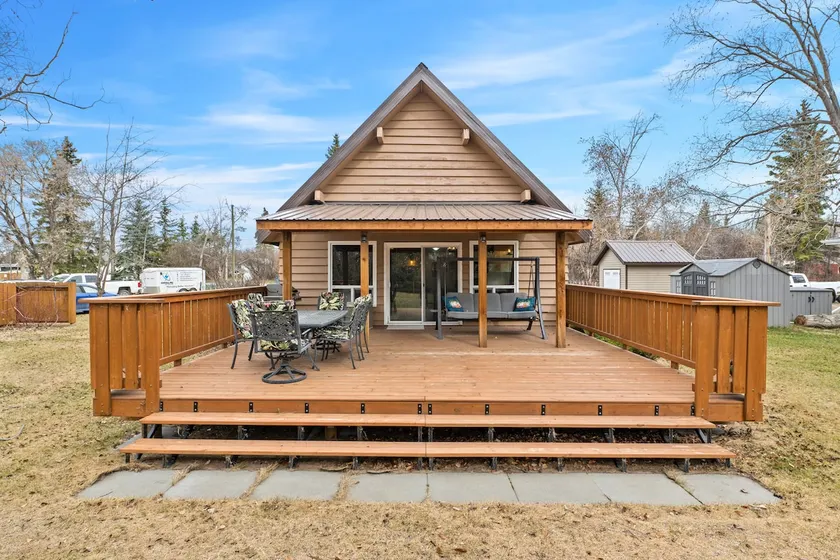 Lake Vibes 3 BD 1 BA Cottage steps from the Lake - Image 1