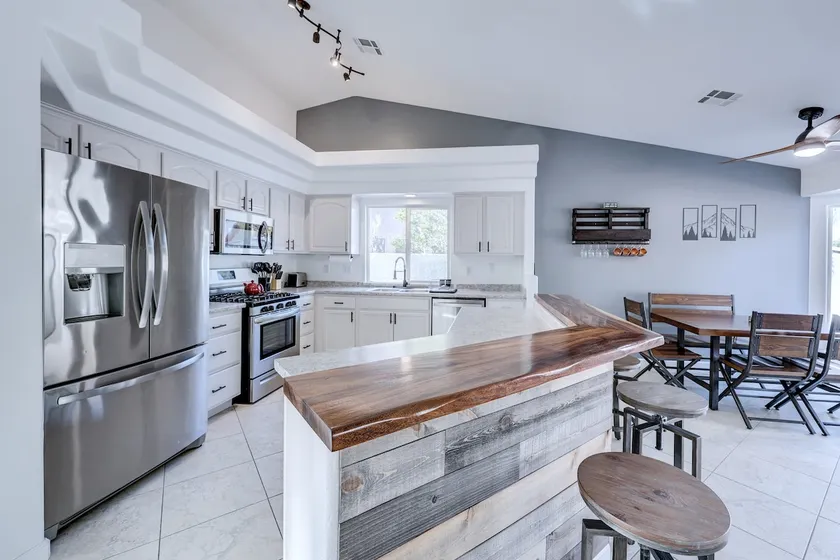 Spacious Modern Rustic Home, Minutes from LV Strip - Image 1