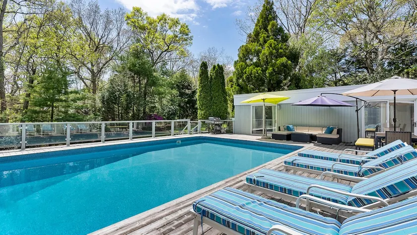 Large heated pool, games room, near private beach - Image 1