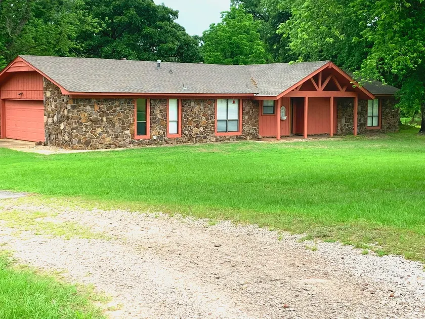 Farm Living, in Lavaca - Image 1