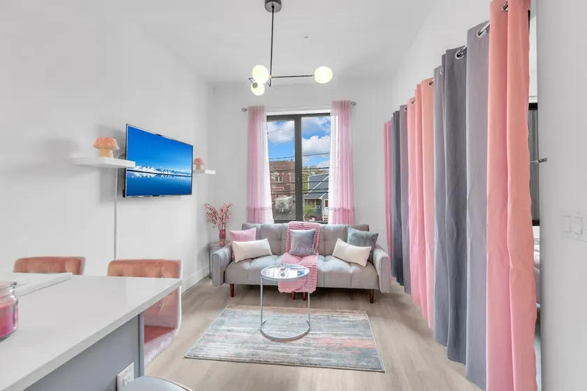 Cozy Pink Studio | Pool & FREE Parking NYC - Image 1