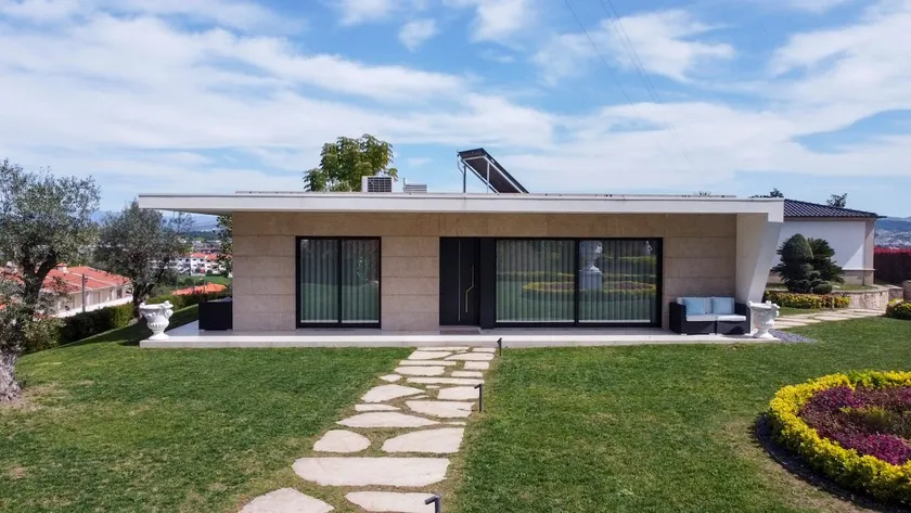 Modern house with pool - Image 1