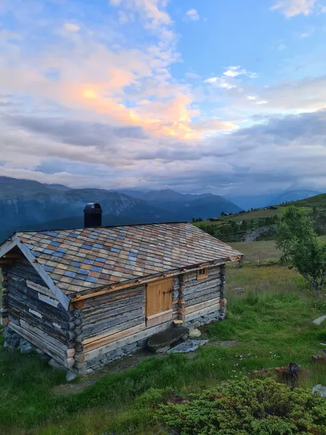 Authentic mountain cabin in Lom - Image 1