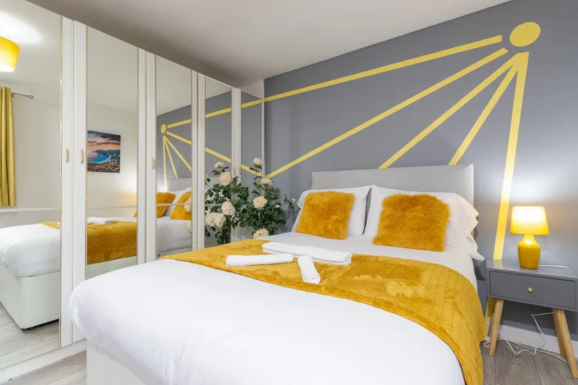 Newly refurbed, 5BR, Sleeps 12 - Image 1