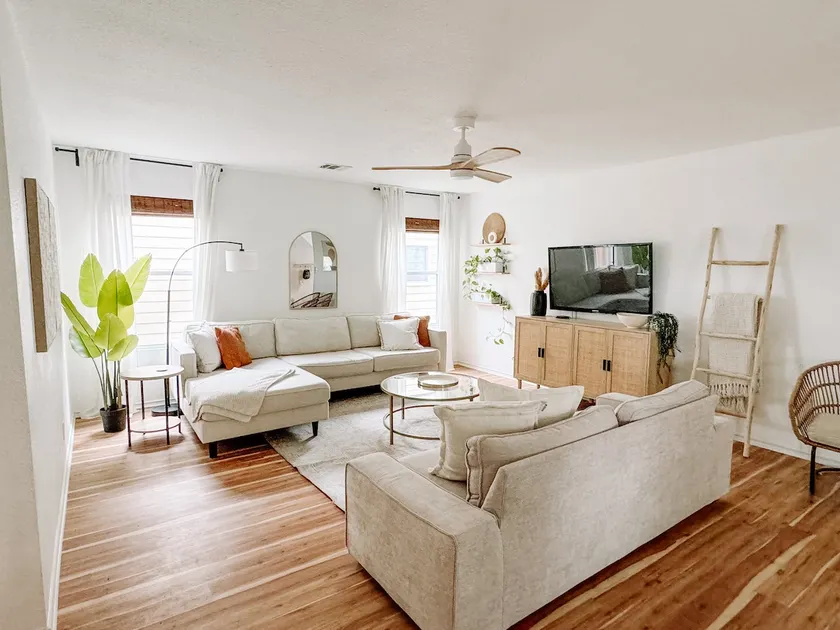 Chic & Cozy House- Six Flags, Sea World, La Cantera - Image 1