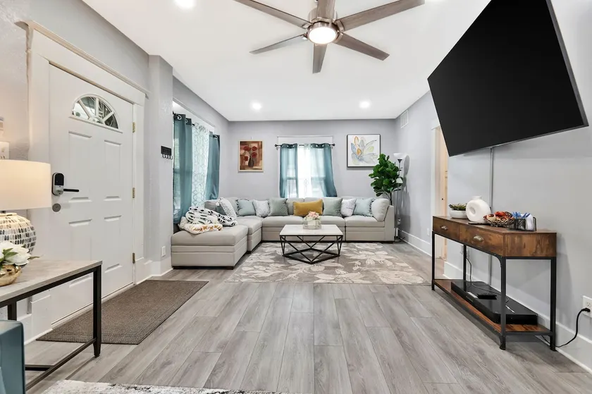 Wichita home by river -9 beds-Pool table 1 gb WiFi - Image 1