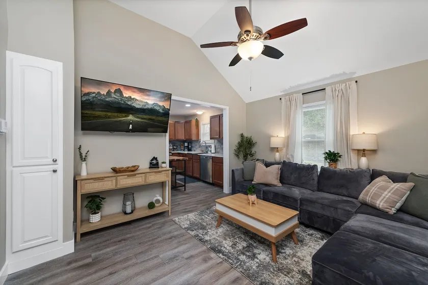 Cedar Retreat 2BR Parking Wi-Fi Match Fan-friendly - Image 1