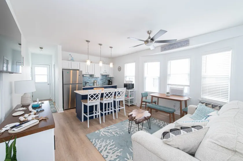 2 BR. 2.5 blocks to the Beach! Family Friendly - Image 1