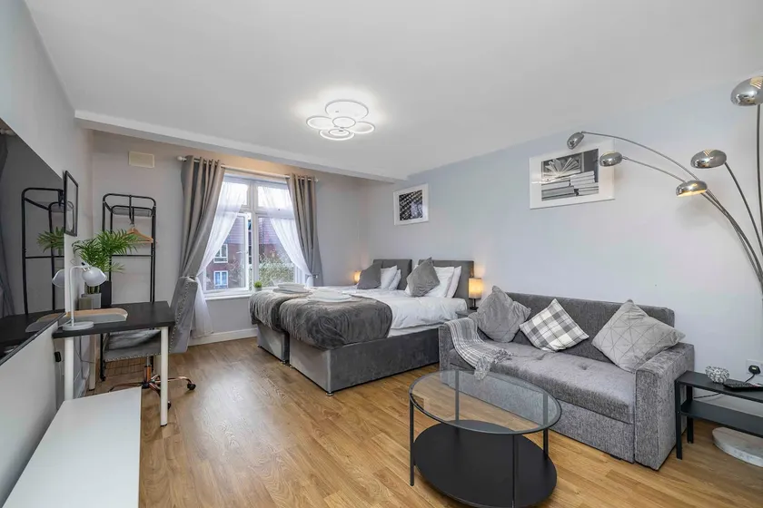 Ealing Manor - 6 beds 3 sofa beds sleeps 9 ppl - Image 1