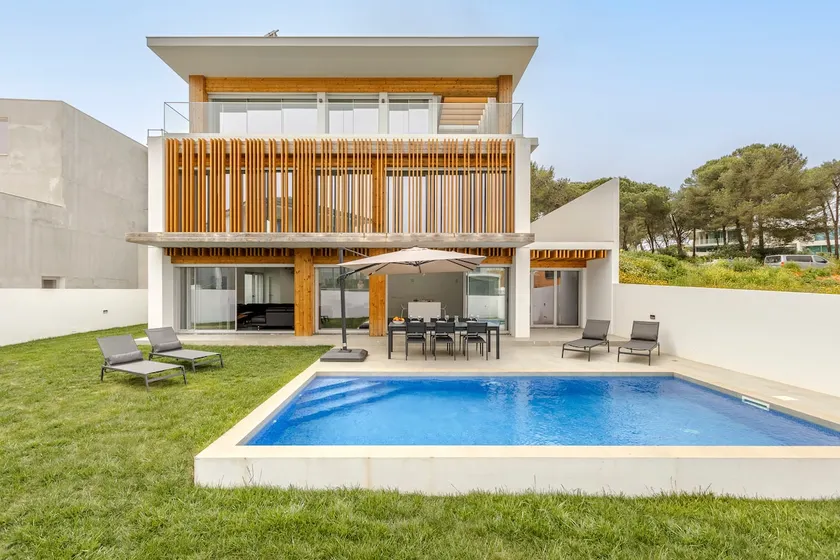 Lilac Cascais Villa with Swimming Pool - Image 1