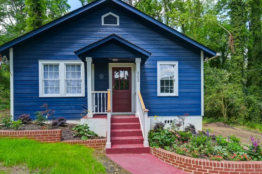 Blue Bungalow 2BR1BA Lexington - Image 1