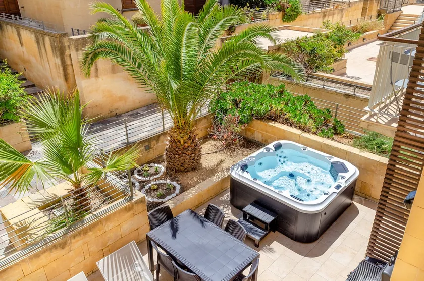 Fort villa retreat: Jacuzzi, pools, 2 min to ferry - Image 1