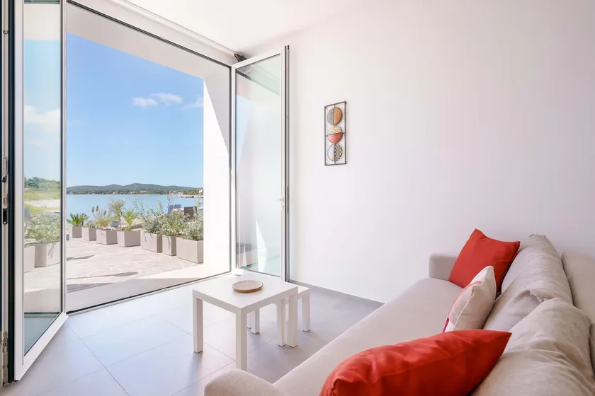 Il Delfino Waterfront Guesthouse - Image 1