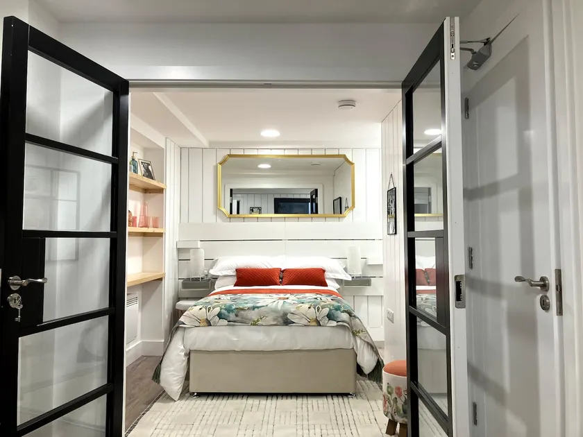 Luxury Town Centre Apartment - Image 1
