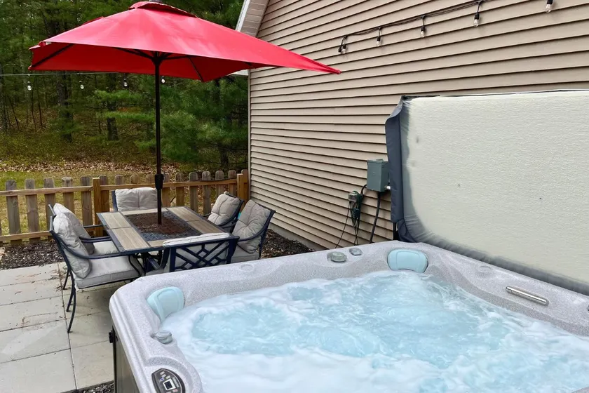 Pentwater Retreat with Hot Tub - Image 1