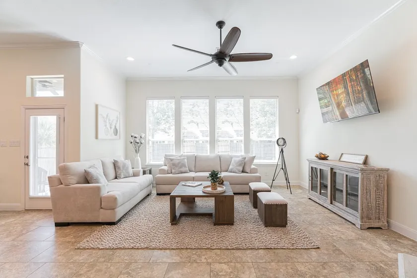 Bright 4 bdr w BIG backyard & Fire Pit! - Image 1