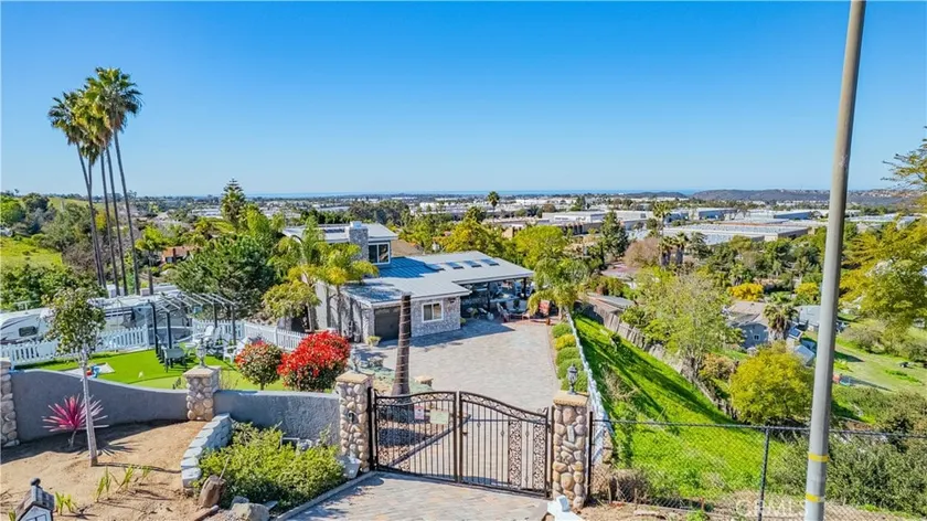 Spacious open floor with amazing Panoramic view - Image 1
