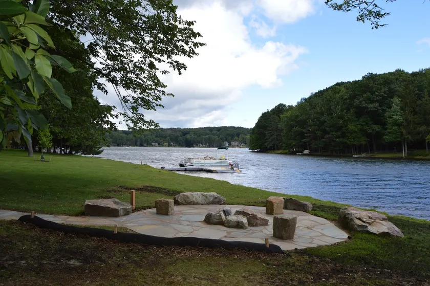Lakefront with large private lot - Image 1