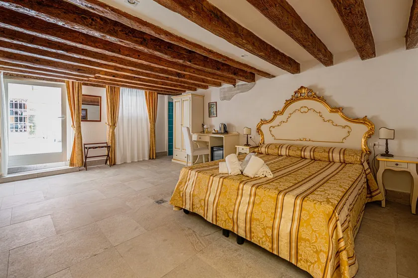 Ca'Leone -room with patio and en-suite bathroom - Image 1