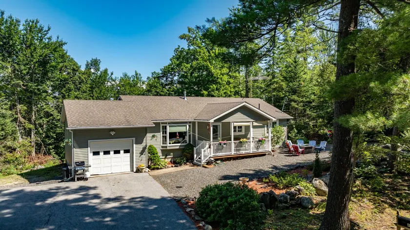 Coastal Getaway Near Sandy Point - Image 1