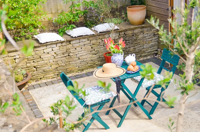 Bright & Cosy Coach House with Courtyard Painswick - Image 1