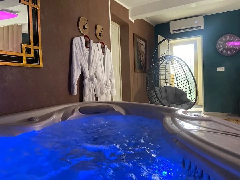 Hot tub, Air conditioning and Terrace - Image 1