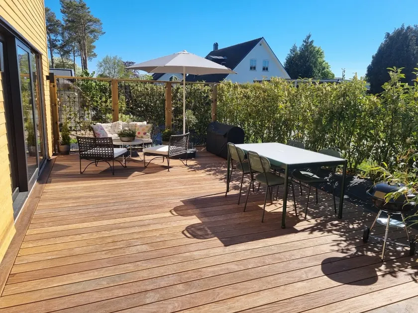 Seaside designer house with deck & fireplace - Image 1