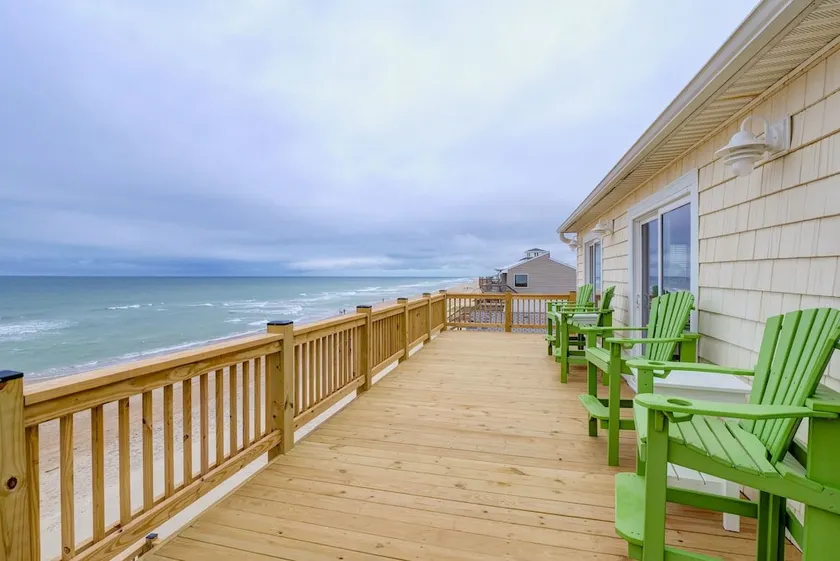 Charm Getaway - Oceanfront family home in a quiet stretch of Surf City ! - Image 1
