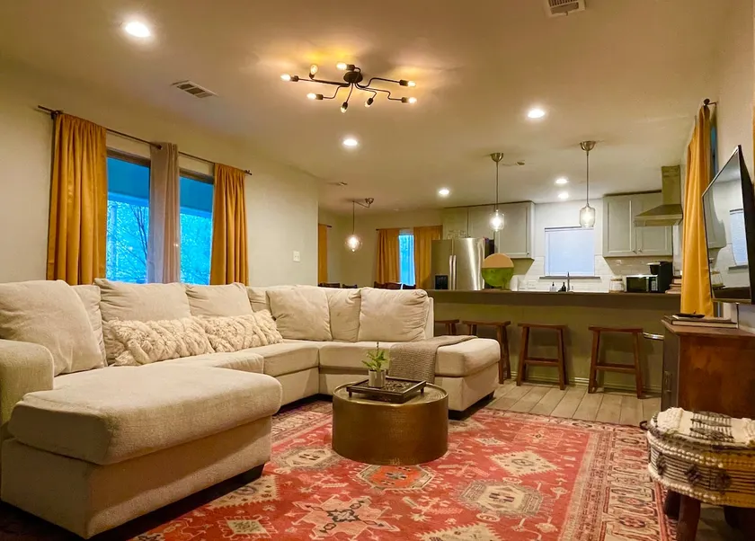 Casablanca Chic|Central|Pet|Kingbed|TrinityGroves - Image 1