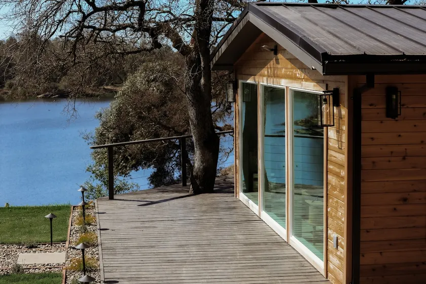 Cozy Waterfront Getaway|Private| Hot Tub| Sauna - Image 1