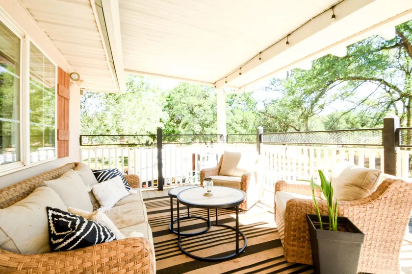 Full top floor guest house! - Image 1