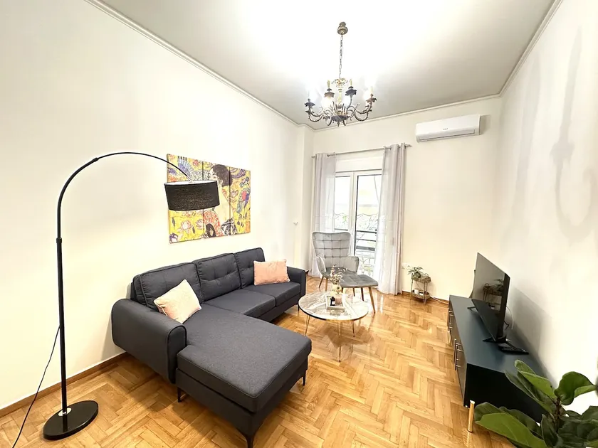 Stylish Downtown Apartment - Image 1