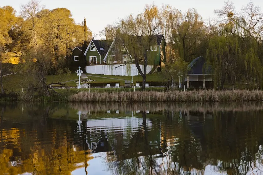 Lakefront Retreat w Sauna, Hot Tub & Pool - Image 1