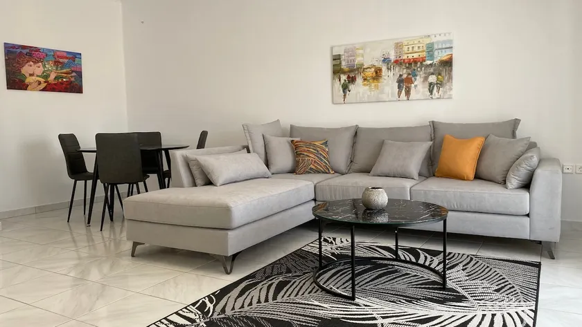 Golden Flower Luxury Apartment - Image 1