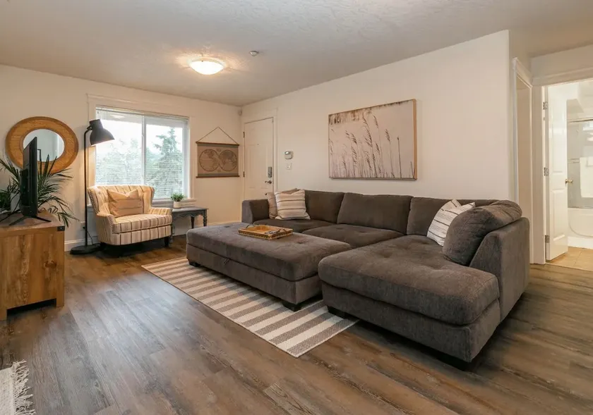 Cozy Renovated Oasis W Private Terrace & Parking - Image 1