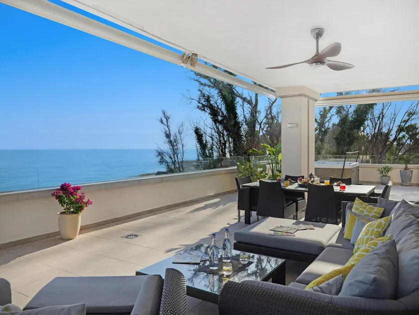405 Luxury 4 Bed Penthouse, Heated 20m Pool-Front Line-Paseo-Bikes-BBQ-Hot Tub - Image 1